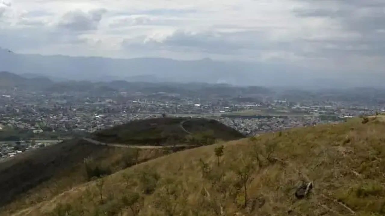 Vista panorâmica do Parque do Vulcão em Nova Iguaçu, com o vulcão adormecido e a cidade ao fundo.