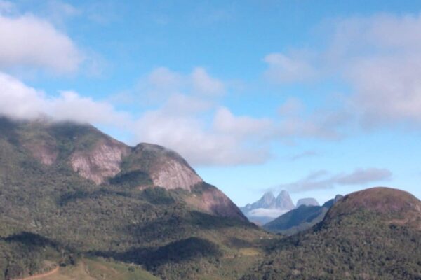 Vista panorâmica do Pico do Caledônia e Três Picos em Nova Friburgo, Rio de Janeiro.