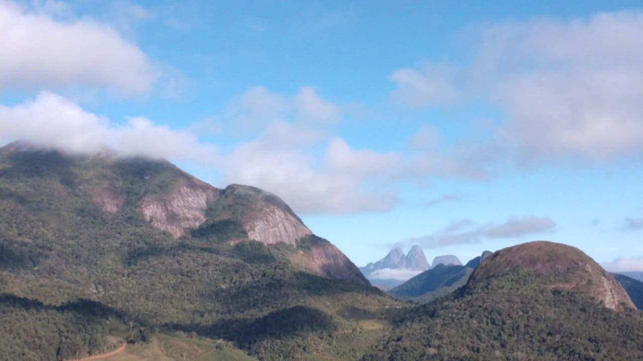 Vista panorâmica do Pico do Caledônia e Três Picos em Nova Friburgo, Rio de Janeiro.