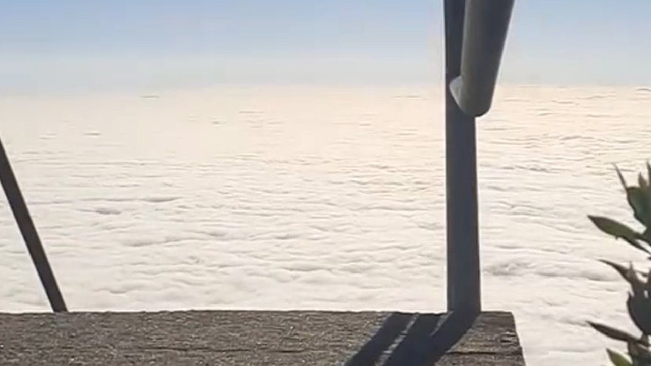 Vista panorâmica do Pico do Caledônia em Nova Friburgo, com um mar de nuvens espetacular.