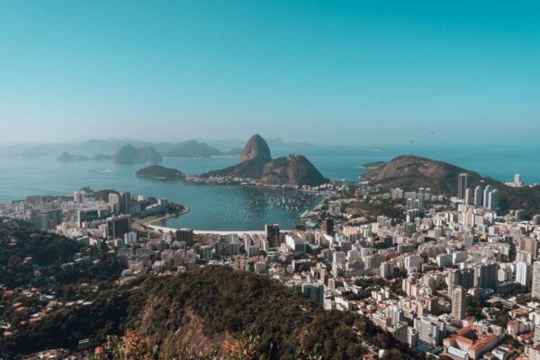 Vista panorâmica do Rio de Janeiro, com o Pão de Açúcar e a Baía de Guanabara.