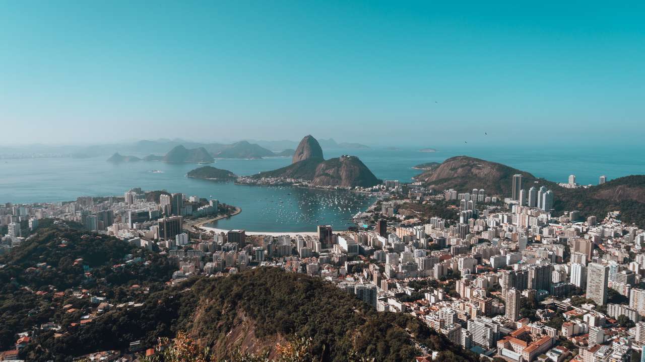 Vista panorâmica do Rio de Janeiro, com o Pão de Açúcar e a Baía de Guanabara.