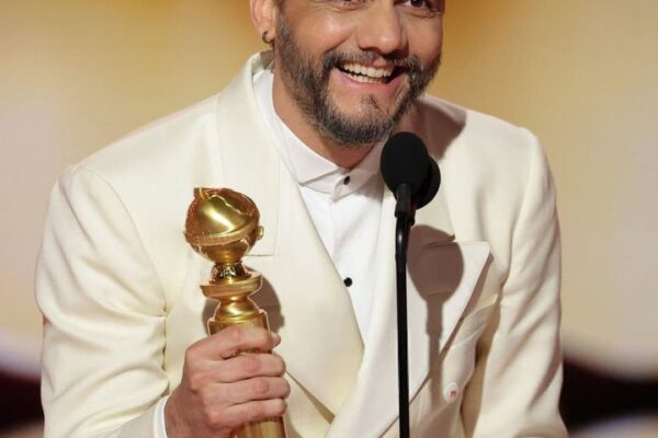 Wagner Moura segura o Globo de Ouro com um sorriso