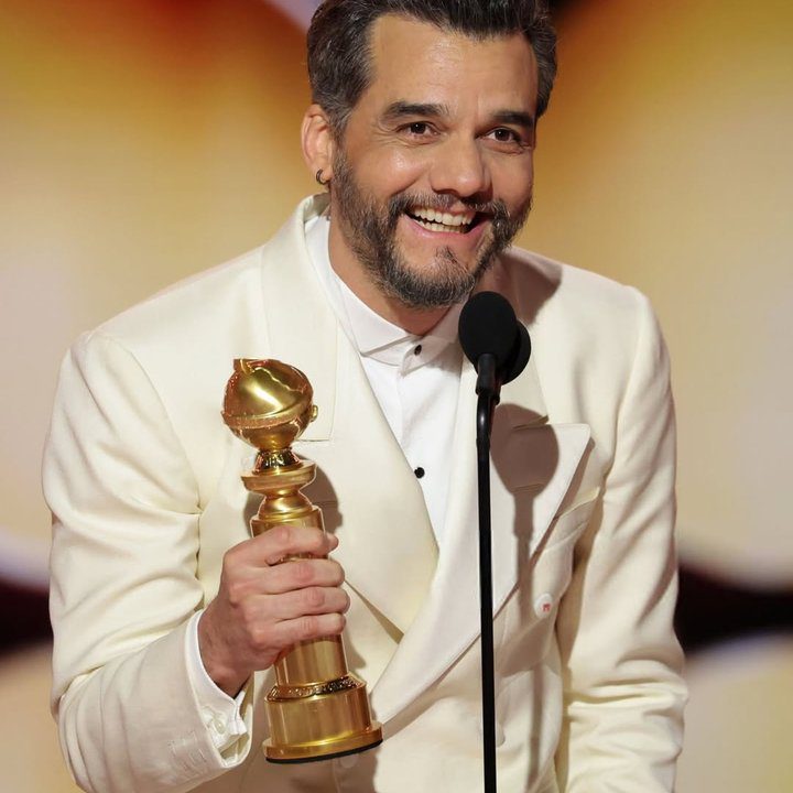 Wagner Moura segura o Globo de Ouro com um sorriso