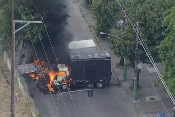 Operação na Cidade Alta, no Complexo de Israel, no Rio de Janeiro, derruba helicóptero e deixa clima tenso