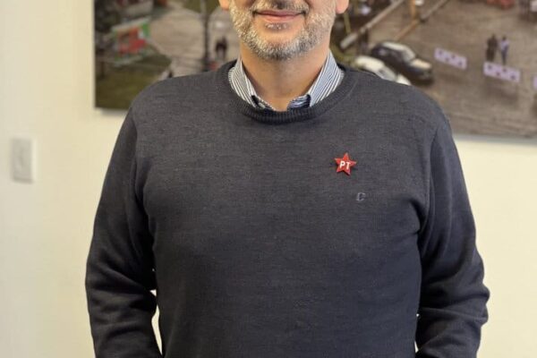 Zé Alexandre, novo presidente do PT em Nova Friburgo, sorrindo para a câmera.
