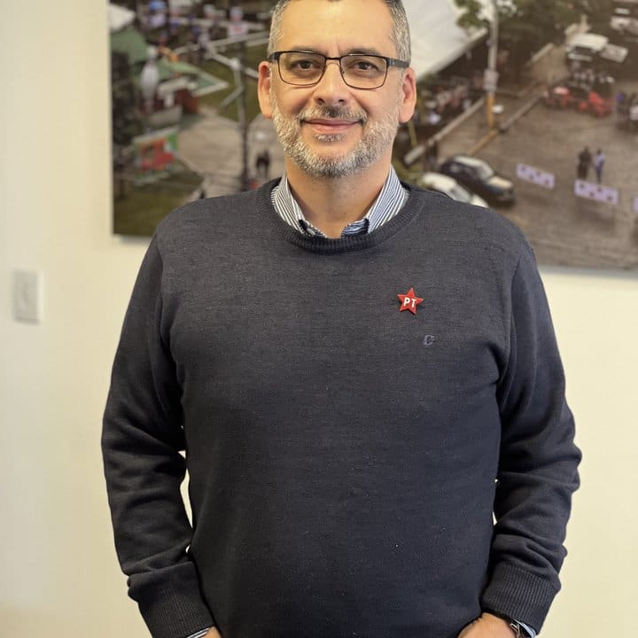 Zé Alexandre, novo presidente do PT em Nova Friburgo, sorrindo para a câmera.