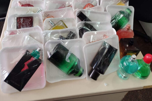 Fiscalização apreende perfumes e pomadas sem origem comprovada no Centro de Nova Friburgo após denúncias à Prefeitura