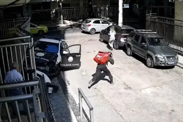 Suspeito com moto roubada bate em viatura da Polícia Civil em Ipanema