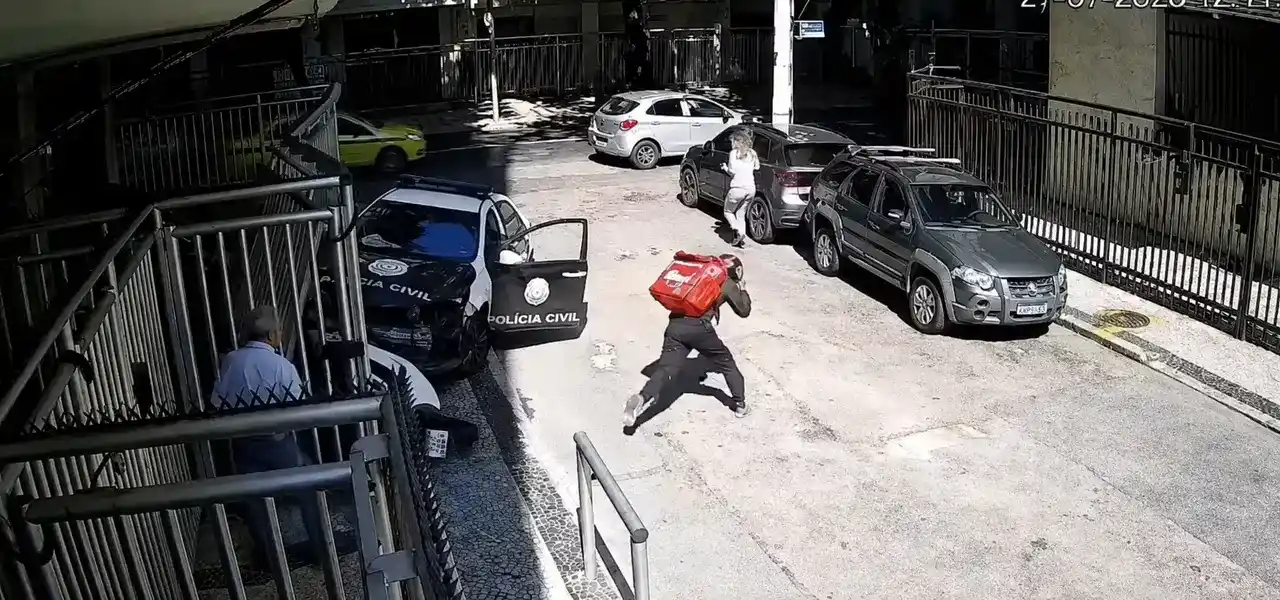 Suspeito com moto roubada bate em viatura da Polícia Civil em Ipanema