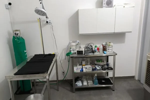Centro cirúrgico da Clínica Veterinária S.O.S Vida Animal equipado com mesa cirúrgica, anestesia e monitoramento.