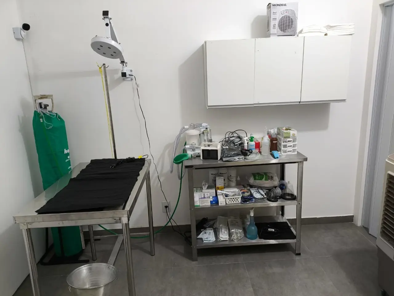 Centro cirúrgico da Clínica Veterinária S.O.S Vida Animal equipado com mesa cirúrgica, anestesia e monitoramento.