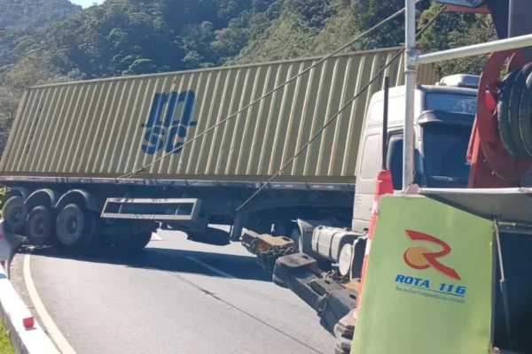 Carreta atravessada na pista após incidente na RJ-116