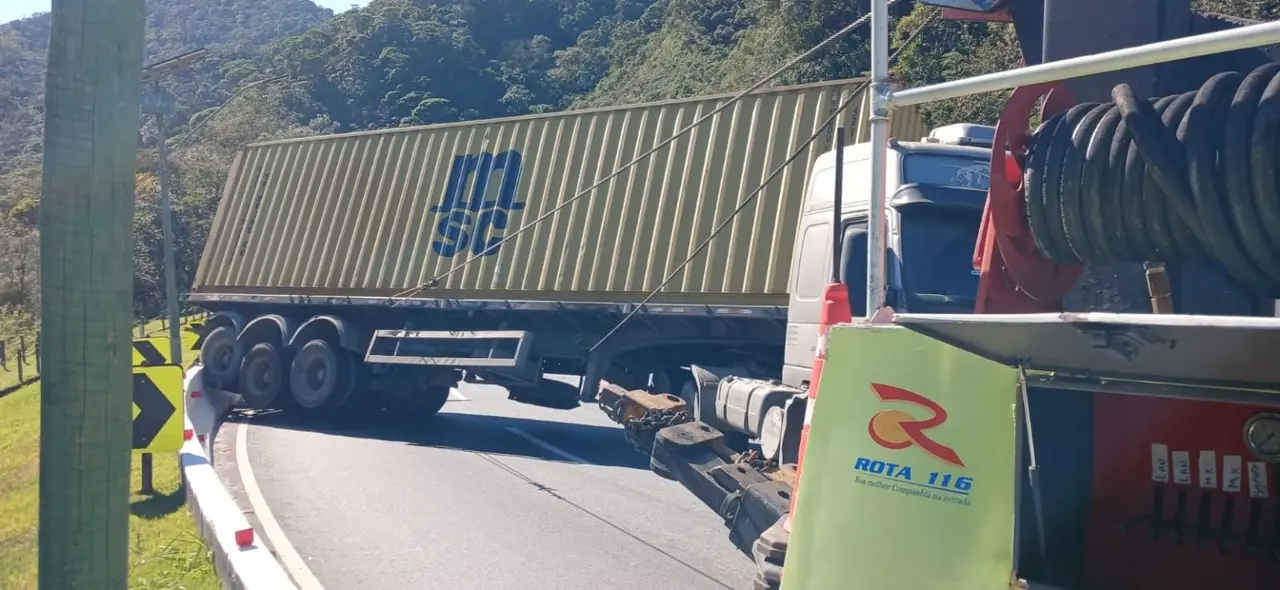 Carreta atravessada na pista após incidente na RJ-116