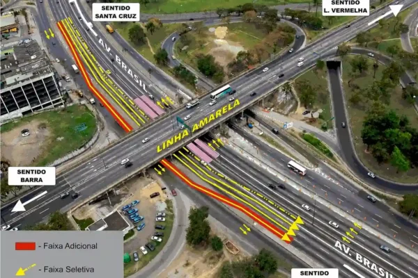 Táxis circulam pela Avenida Brasil, na cidade do Rio de Janeiro