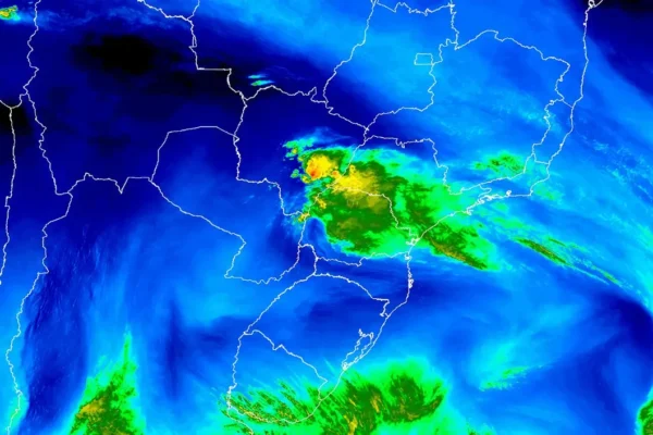 Nuvens avançam sobre região montanhosa durante queda de temperatura no Estado do Rio.