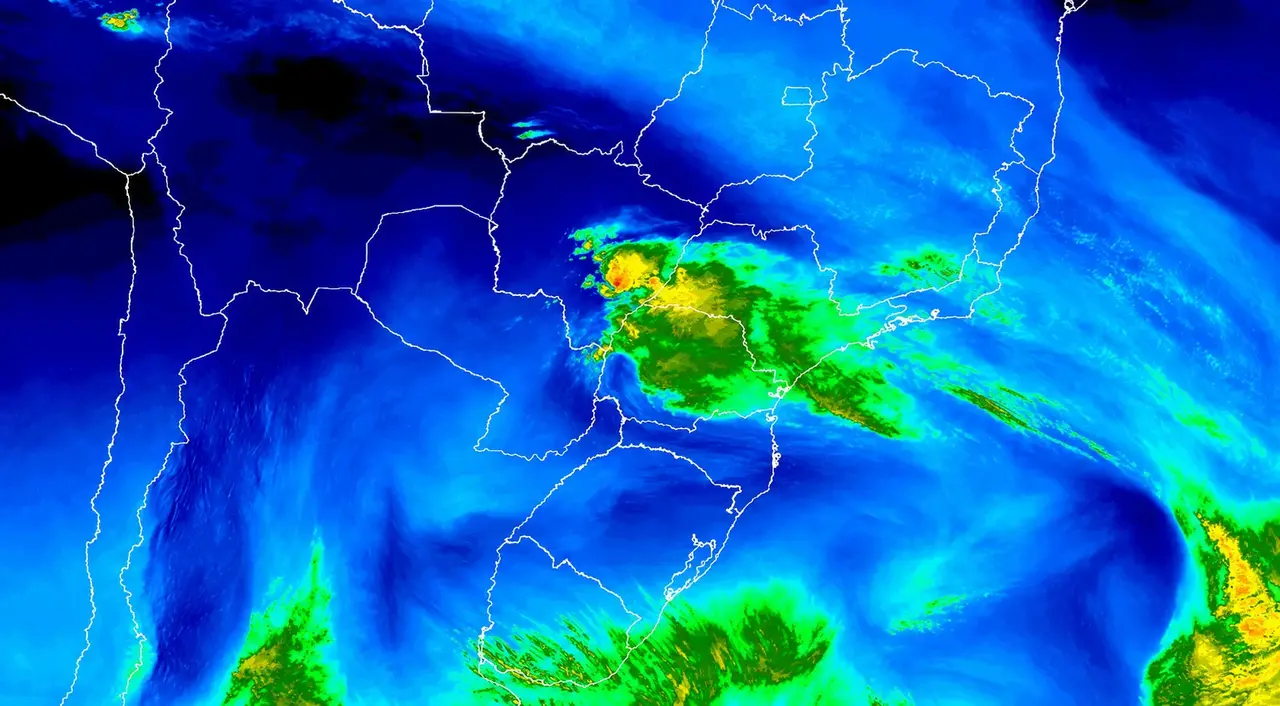 Nuvens avançam sobre região montanhosa durante queda de temperatura no Estado do Rio.