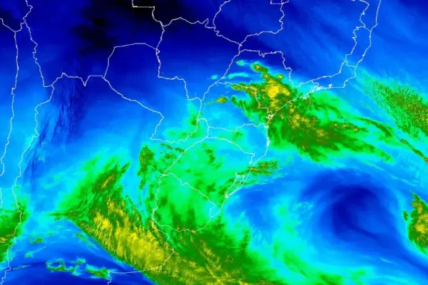 Imagem meteorológica mostra nuvens e instabilidades sobre o Sudeste, com o Estado do Rio de Janeiro destacado.