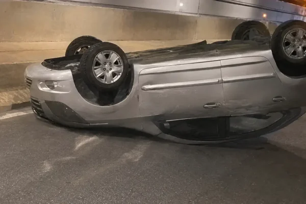 Carro capotado na Transolímpica, próximo à praça de pedágio de Sulacap, na Zona Oeste do Rio.