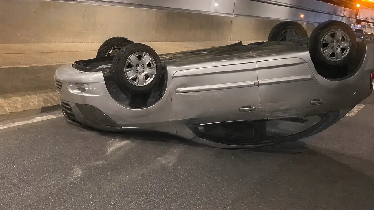 Carro capotado na Transolímpica, próximo à praça de pedágio de Sulacap, na Zona Oeste do Rio.
