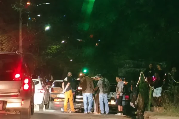 Motociclista caído na Avenida Governador Roberto Silveira após acidente com carro em Conselheiro Paulino
