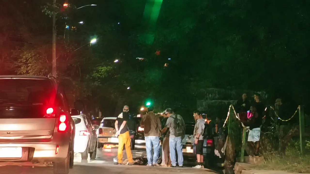 Motociclista caído na Avenida Governador Roberto Silveira após acidente com carro em Conselheiro Paulino