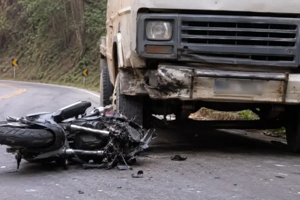 Local onde ocorreu o acidente envolvendo uma motocicleta e um caminhão na Estrada Serra-Mar, em Santa Luzia.