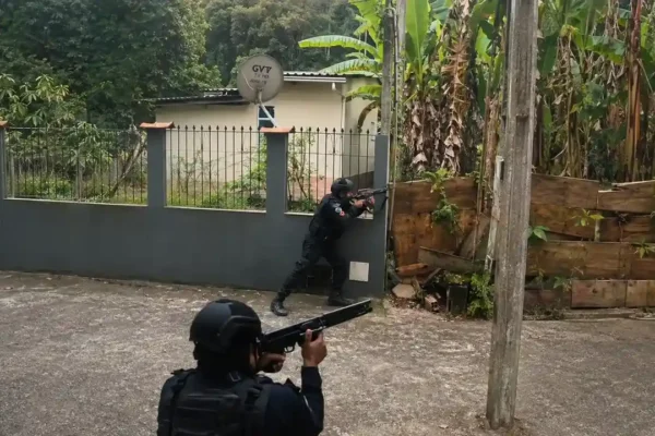 Viaturas da Polícia Militar mobilizadas durante operação em Bom Jardim