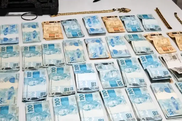 Deputado Rafael Nobre e vereador Magrão Nobre, denunciados pelo Ministério Público do Rio em investigação sobre contratos públicos.