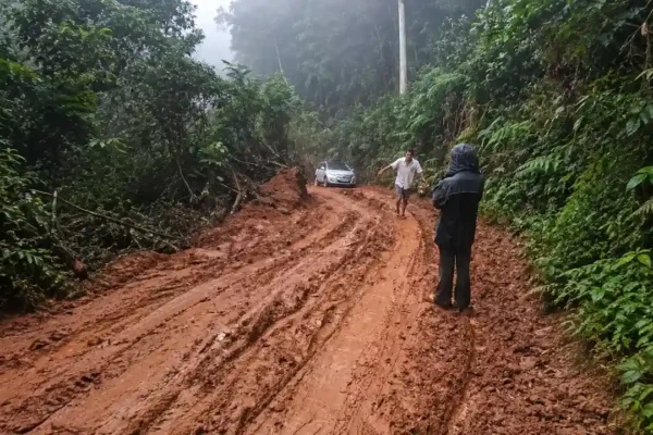 Estrada da Grota Funda tomada pela lama em Lumiar