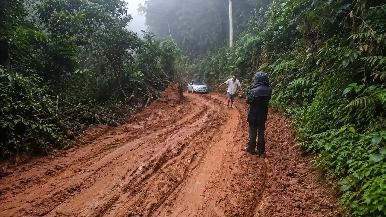 Estrada da Grota Funda tomada pela lama em Lumiar