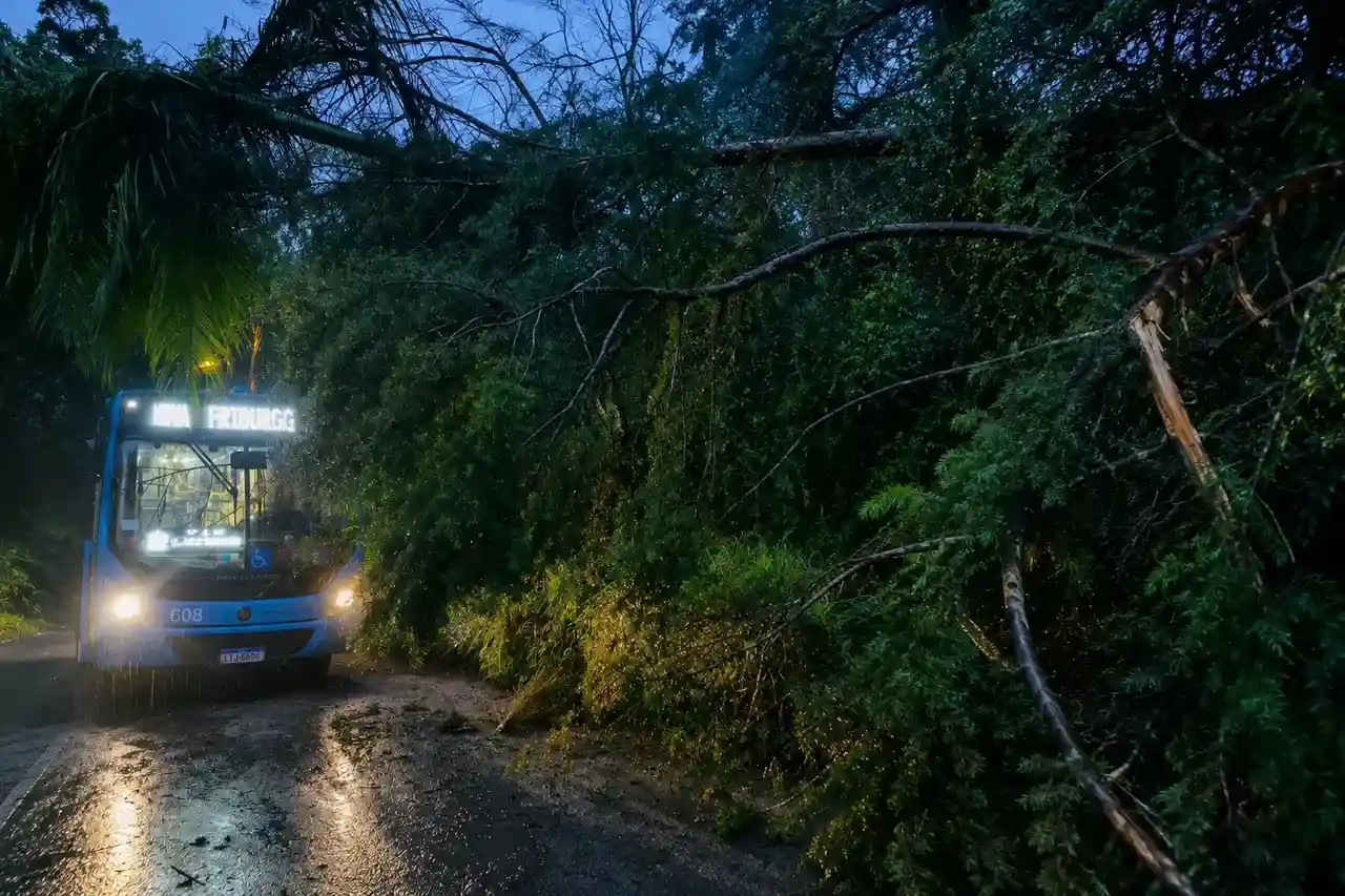 Chuva deixa linhas de ônibus com trajetos alterados em Nova Friburgo