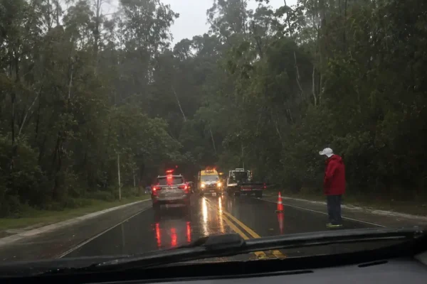 Dois carros envolvidos em colisão na RJ-116, na altura de Mury