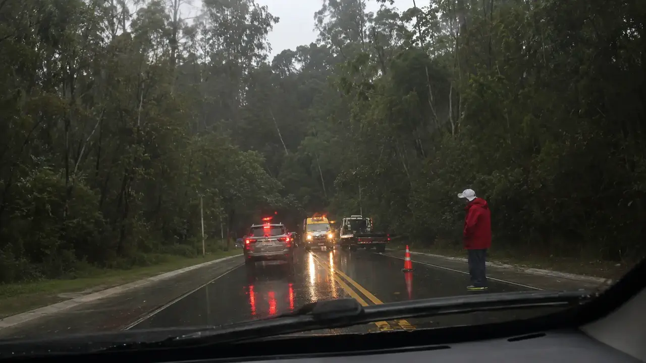 Dois carros envolvidos em colisão na RJ-116, na altura de Mury