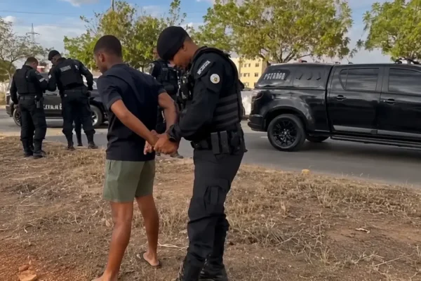 Vídeo desfocado mostra veículo avançando durante ocorrência investigada no Distrito Federal