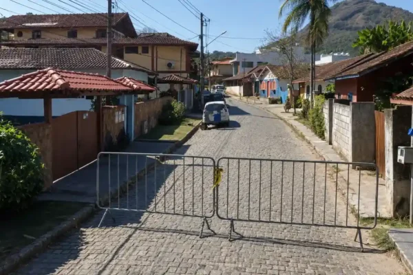 Rua em São Pedro da Serra com movimento de veículos e pedestres durante programação no distrito.