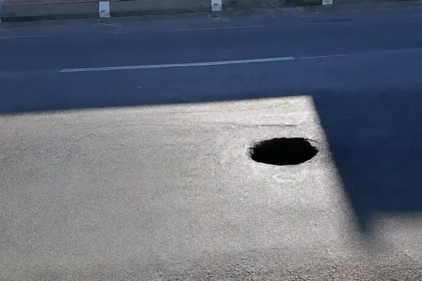 Buraco oferece risco em frente ao Hospital Raul Sertã