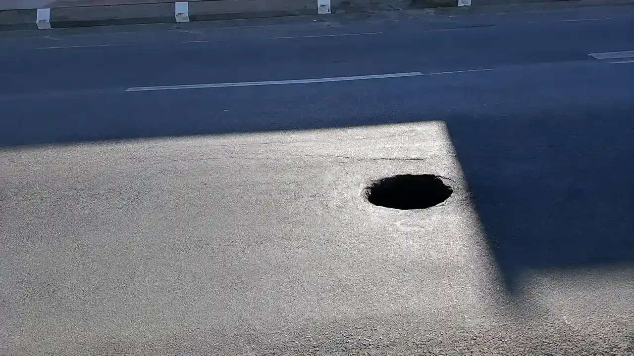 Buraco oferece risco em frente ao Hospital Raul Sertã