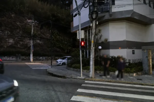 Semáforo para pedestres em cruzamento da Rua Augusto Spinelli, no Centro de Nova Friburgo