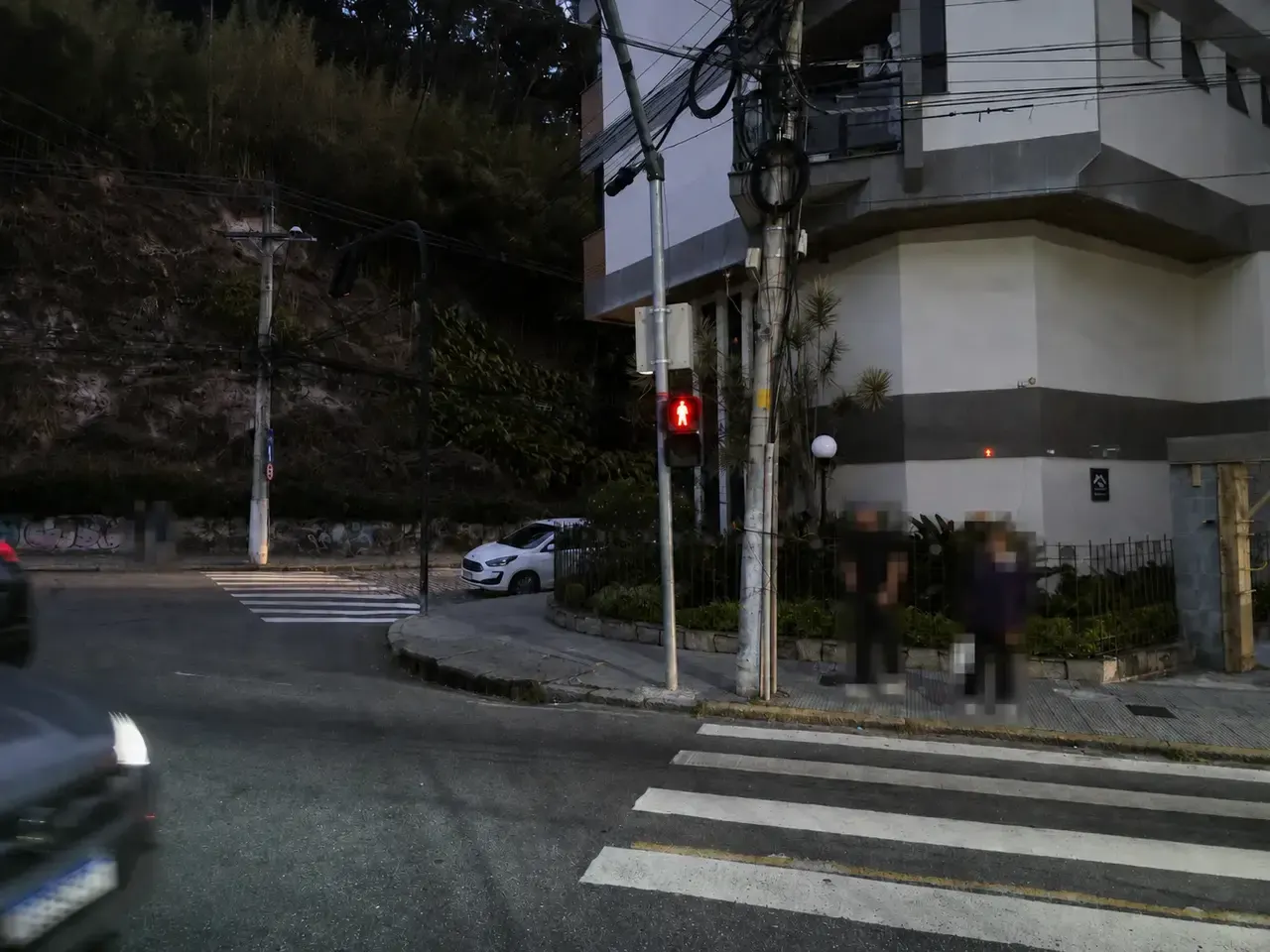 Semáforo para pedestres em cruzamento da Rua Augusto Spinelli, no Centro de Nova Friburgo