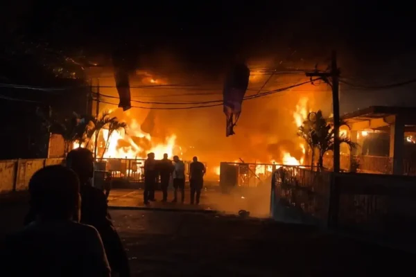 Chamas destroem bar na Avenida Olegário Maciel, na Barra da Tijuca