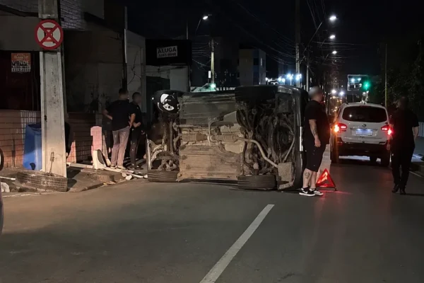 Carro capotado após acidente entre Parque São Clemente e Olaria, em Nova Friburgo