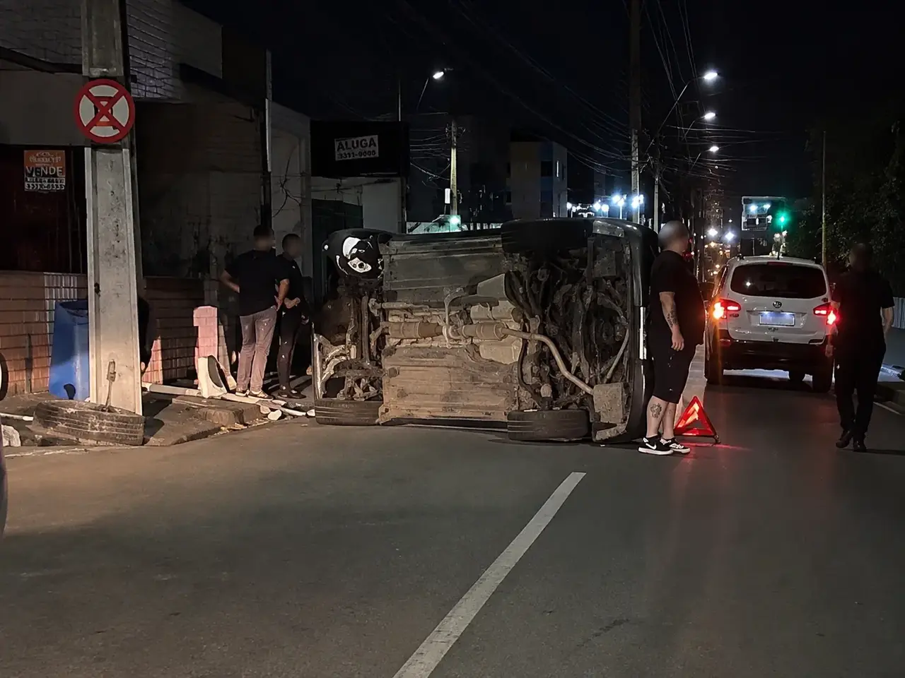 Carro capotado após acidente entre Parque São Clemente e Olaria, em Nova Friburgo