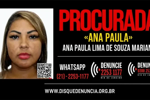 Cartaz do Disque Denúncia procura Ana Paula Lima de Souza Mariano, investigada no caso de uma clínica estética em São João de Meriti.