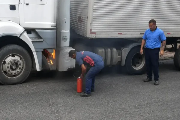 Motorista da Faol ajuda durante incêndio em carreta
