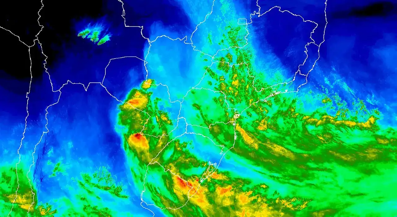 Imagem de satélite mostra sistema meteorológico avançando pelo Centro-Sul do Brasil