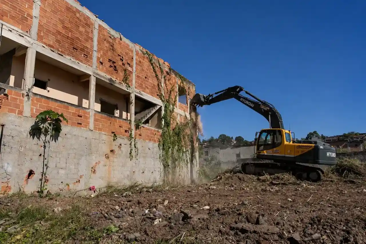 Máquinas trabalham na área das obras de canalização do Canal Gaspar Ventura, em Duque de Caxias