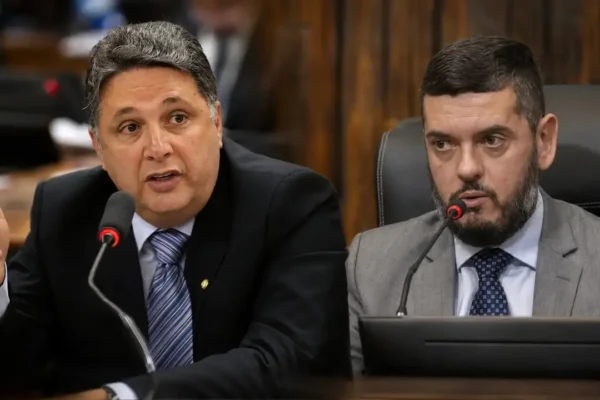 Imagem mostra publicação em rede social atribuída a Antony Garotinho sobre Rodrigo Bacellar e a política do Rio de Janeiro.