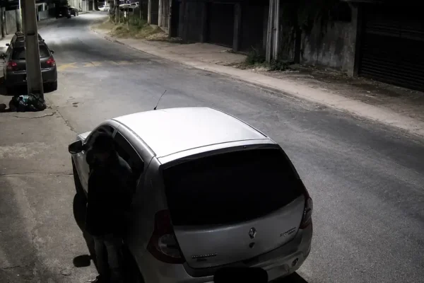 Homem se aproxima de carros estacionados durante a madrugada no bairro São Jorge, em Nova Friburgo.