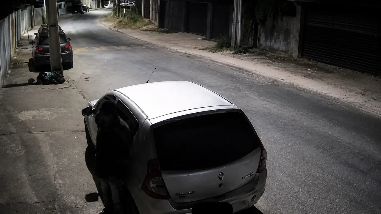 Homem se aproxima de carros estacionados durante a madrugada no bairro São Jorge, em Nova Friburgo.
